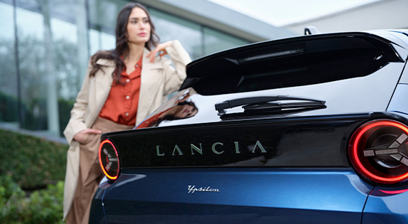 Femme avec la nouvelle Ypsilon. Service de répération de pare-brise Lancia