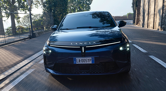 Nouvelle Lancia Ypsilon sur la route. Pack de réparation de pare-brise Lancia.